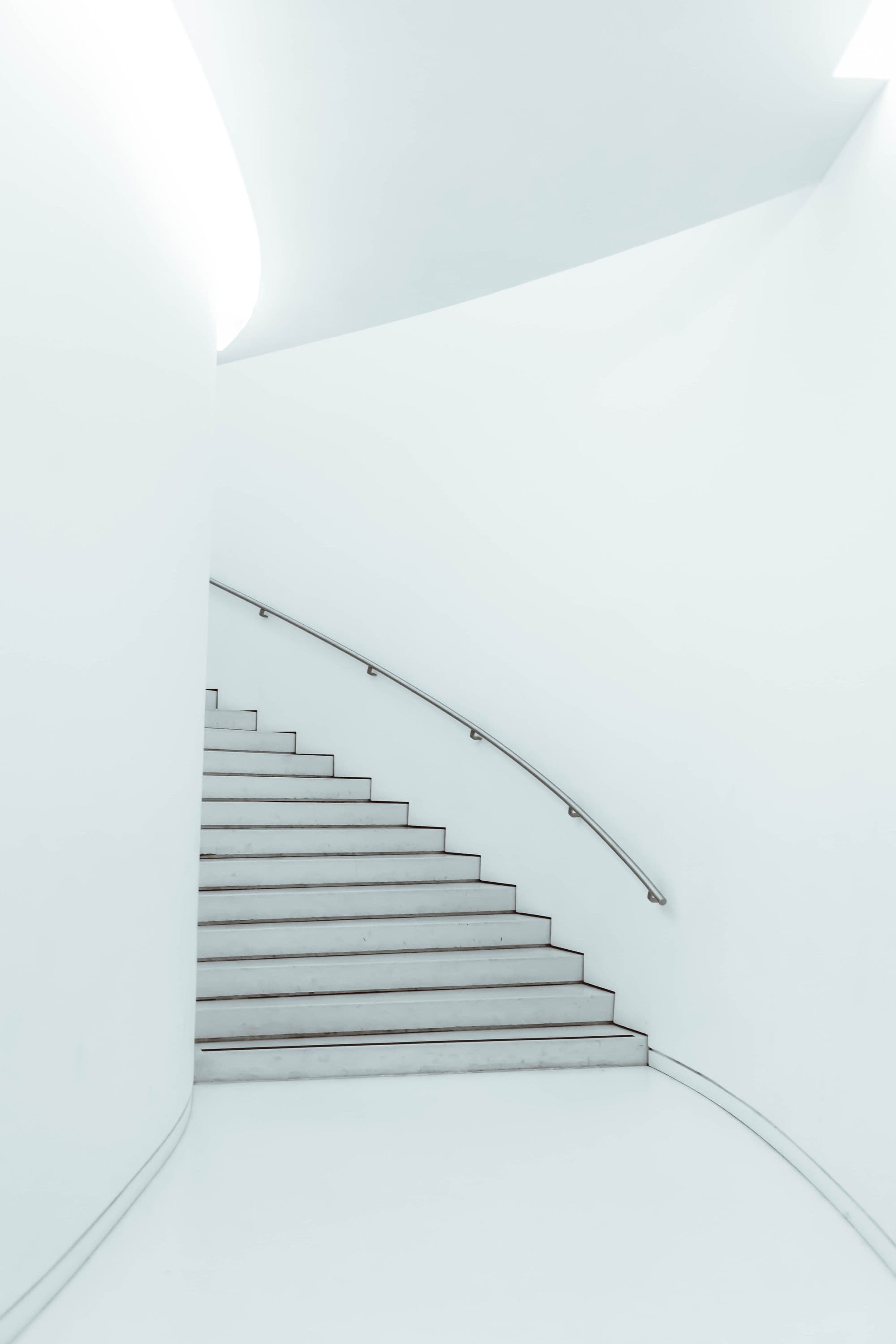 Frisch gereinigtes Treppenhaus eines Berliner Wohnhauses