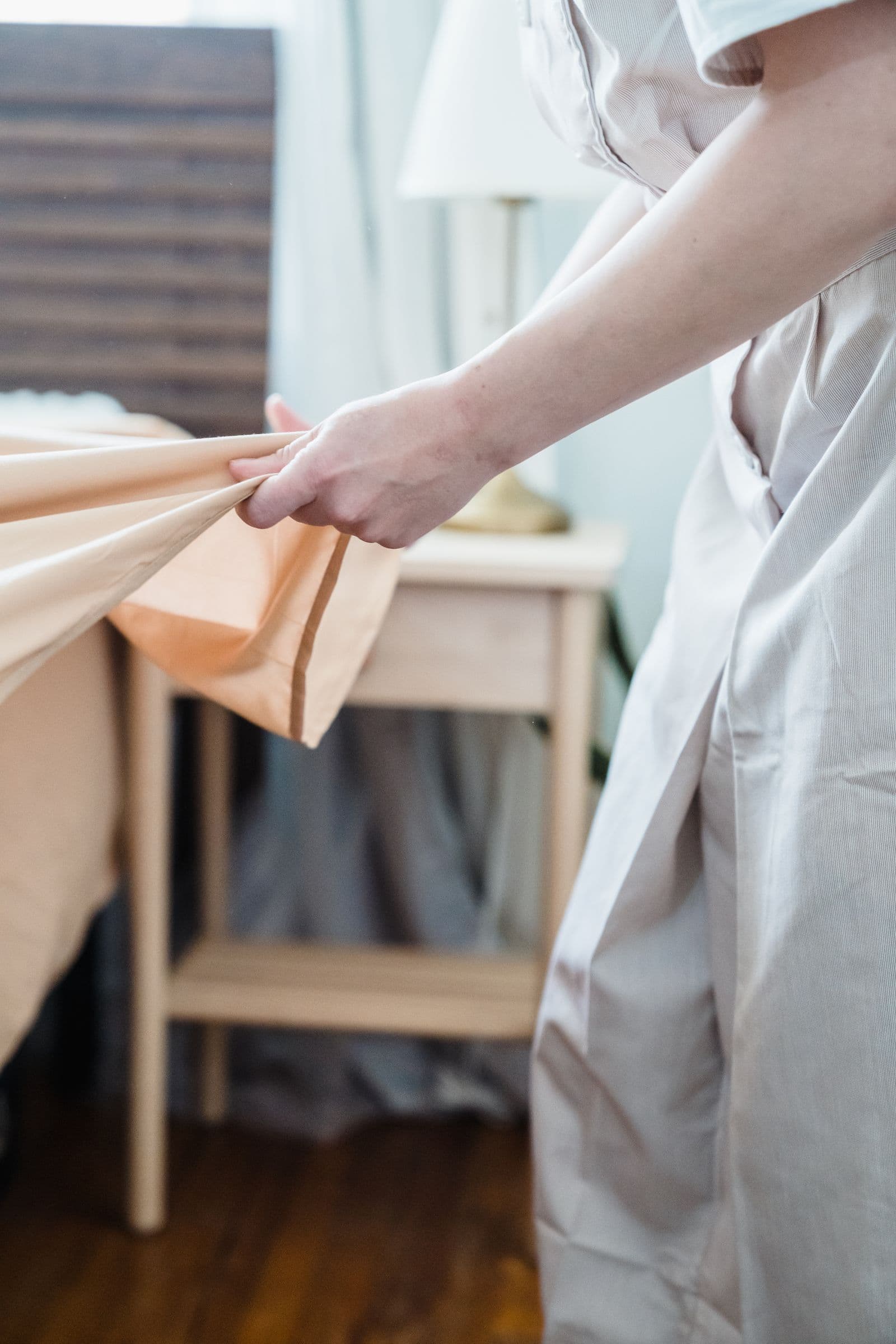 Reinigungskraft wischt die Arbeitsfläche in einer Wohnküche